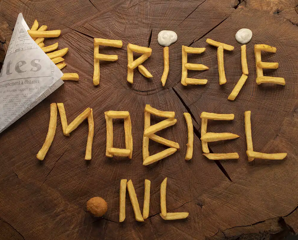 Frietje Mobiel geschreven met frietjes en mayonaise op hout