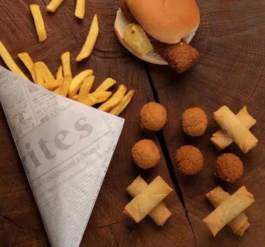 Puntzak friet, broodje kroket, bitterballen en mini-loempia's op hout